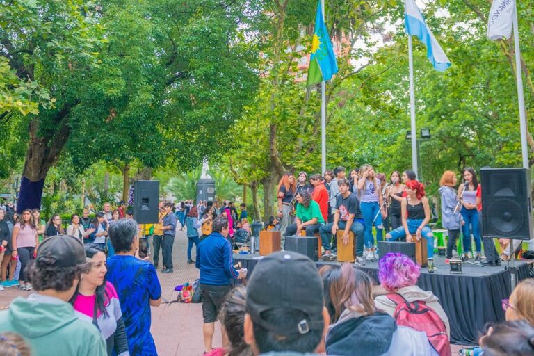 Escuelas secundarias y técnicas de San Fernando presentaron sus proyectos en la plaza Mitre