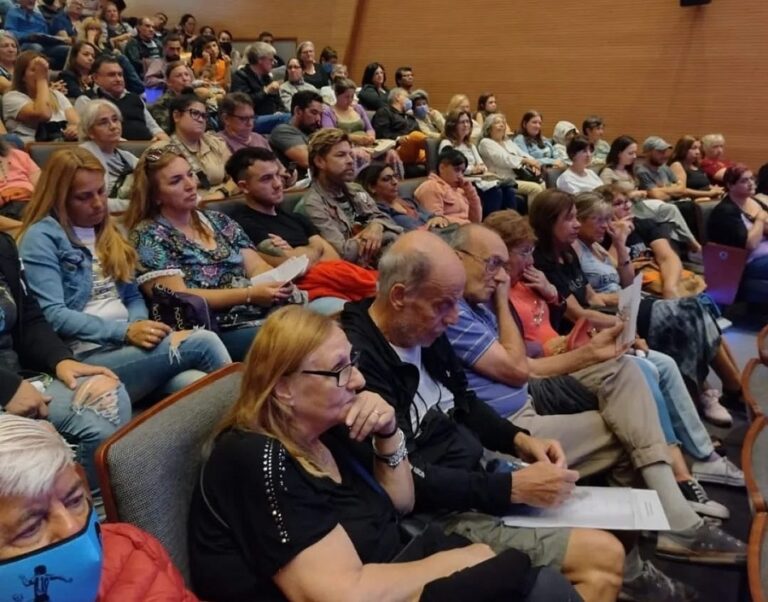 El Municipio entregó nuevas credenciales a artesanos y artesanas de los programas Origen Tigre y Mujeres Emprendedoras.