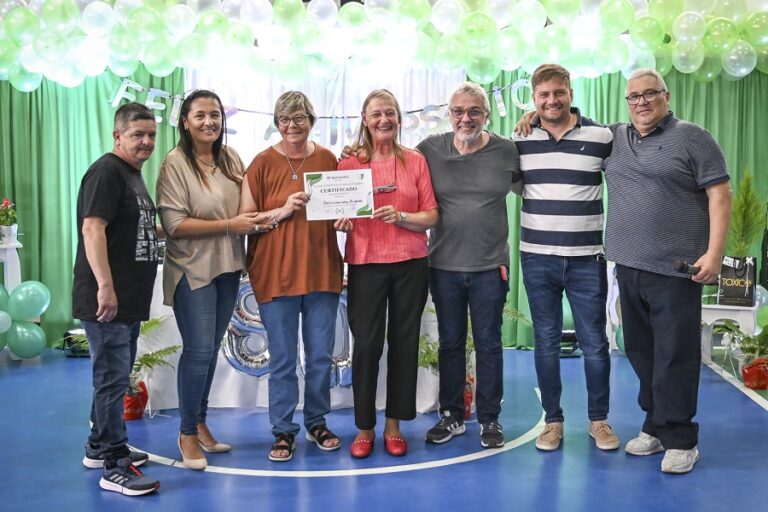 Julio Zamora compartió con la comunidad de Benavídez el 80° aniversario del Club Atlético 12 de Octubre