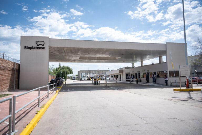 Julio Zamora supervisó la construcción de una nueva planta de tratamiento de efluentes líquidos en el Frigorífico Rioplatense