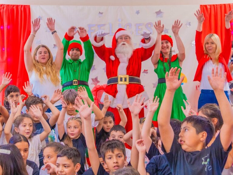 Papá Noel visitó los Centros Educativos Municipales de San Fernando