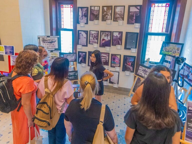 Estudiantes de San Fernando presentaron la muestra artística “40 años de Democracia en nuestro barrio”