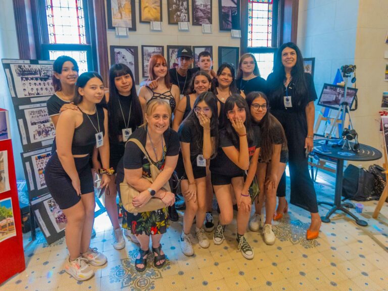 Estudiantes de San Fernando presentaron la muestra artística “40 años de Democracia en nuestro barrio”