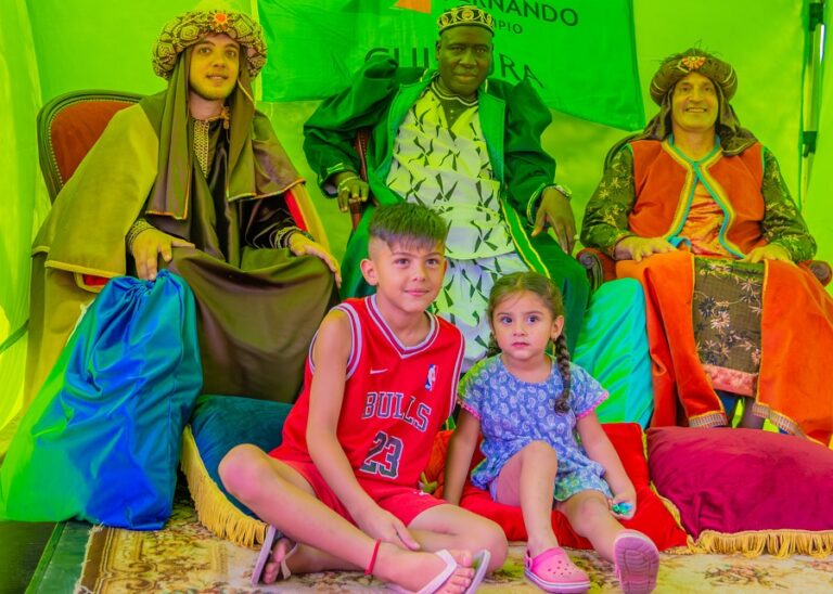 Los Reyes Magos llegaron a San Fernando y se sacan fotos con las familias en las plazas