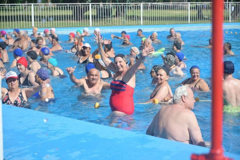 Más de 450 vecinos y vecinas del distrito participan esta temporada de la colonia de verano para adultos mayores