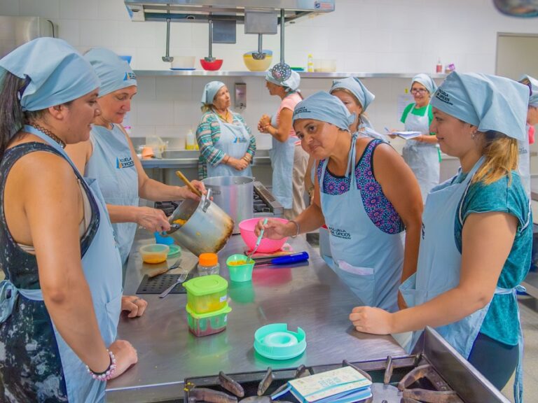 Cientos de vecinos aprenden en los talleres de verano de la Escuela Municipal de Oficios de San Fernando