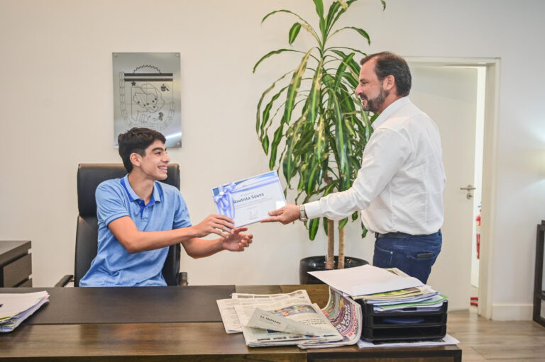 Ajedrez y básquet: la curiosa combinación de medallas del joven que fue recibido por Ariel Sujarchuk