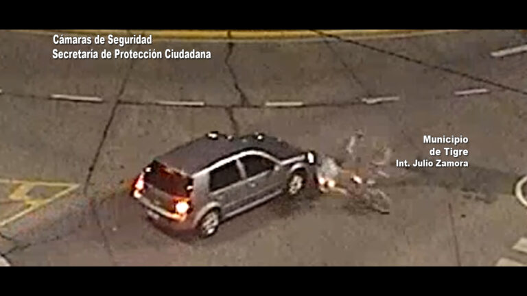 Las cámaras del COT registraron un impactante accidente entre un auto y una bicicleta