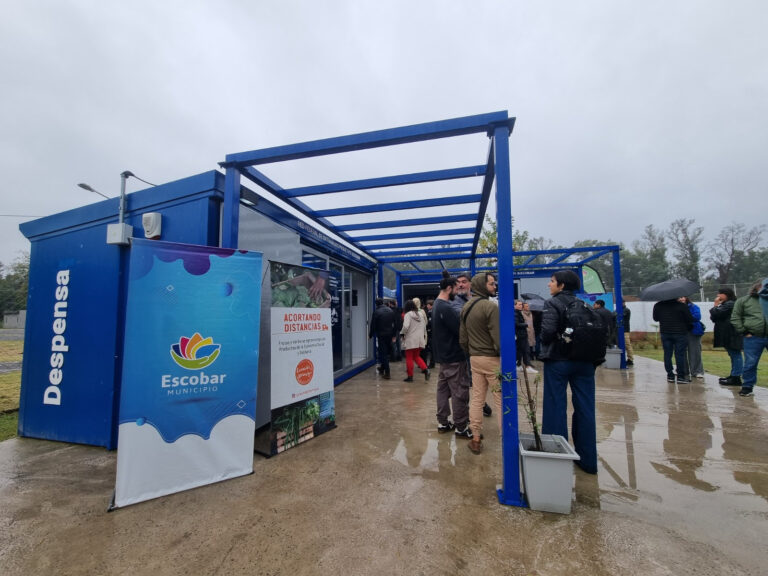 Abrió la Despensa de la Economía Social, que incluye hasta venta de repelentes