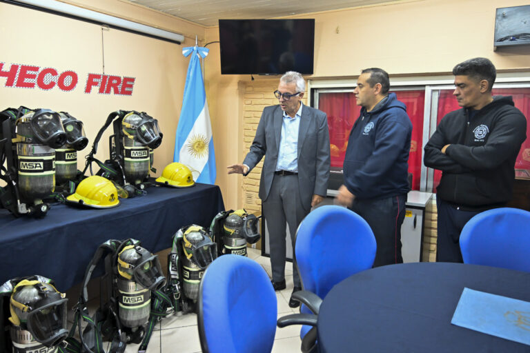 Julio Zamora presentó nuevo equipamiento destinado a mejorar el servicio de los Bomberos Voluntarios de General Pacheco