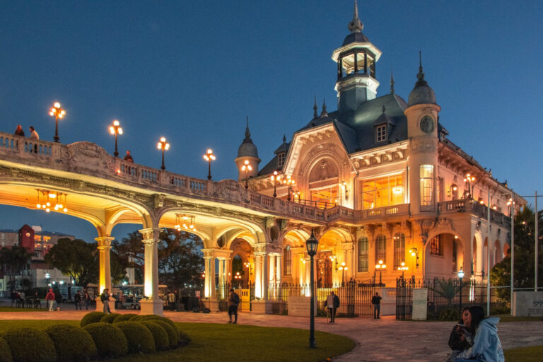 Centenares de vecinos, vecinas y visitantes disfrutaron de una nueva edición de Noches en el MAT