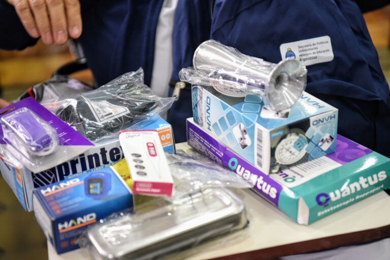 Se entregaron 50 kits profesionales a estudiantes de la carrera de Enfermería