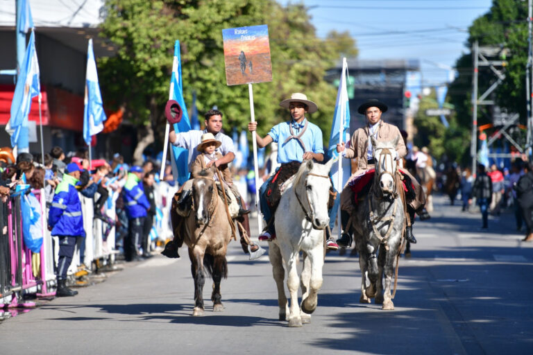 Festejo popular: se viene el tradicional desfile del 25 de Mayo