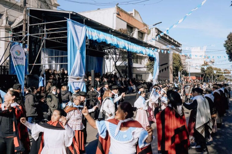 Escobar celebró el 25 de Mayo con un desfile, música y tradición