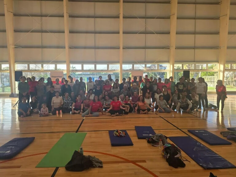 Vecinas y vecinos fueron protagonistas de un nuevo encuentro de yoga en el microestadio municipal de Don Torcuato