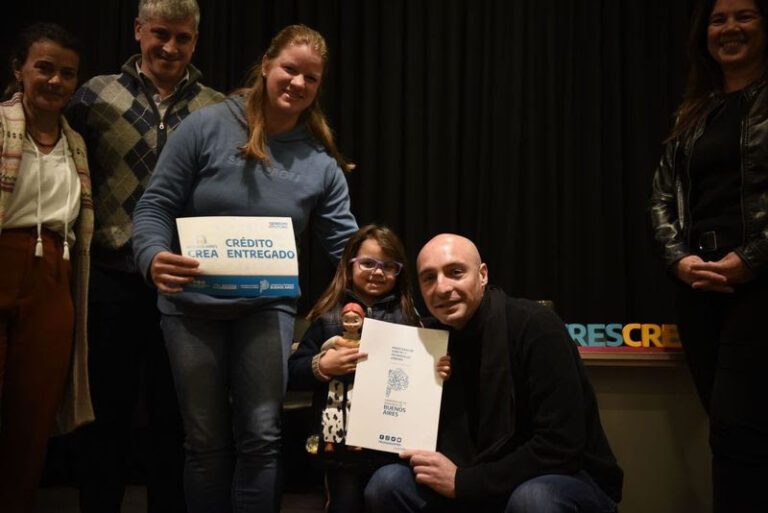 Buenos Aires CREA: 13 familias escobarenses recibieron créditos para mejorar sus hogares