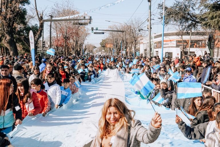 Gran festejo popular por el Día de la Independencia en las calles de Matheu