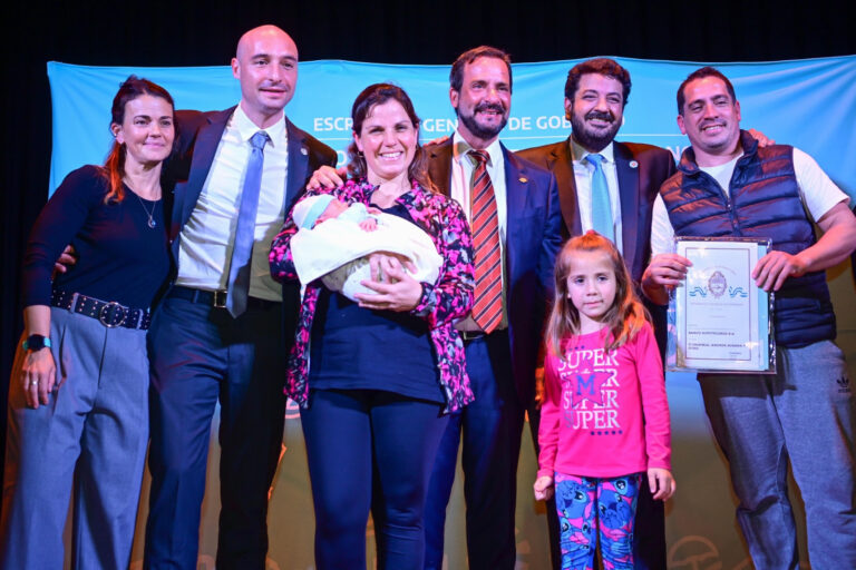 Acceso a la vivienda: se entregaron escrituras sociales a vecinos del distrito