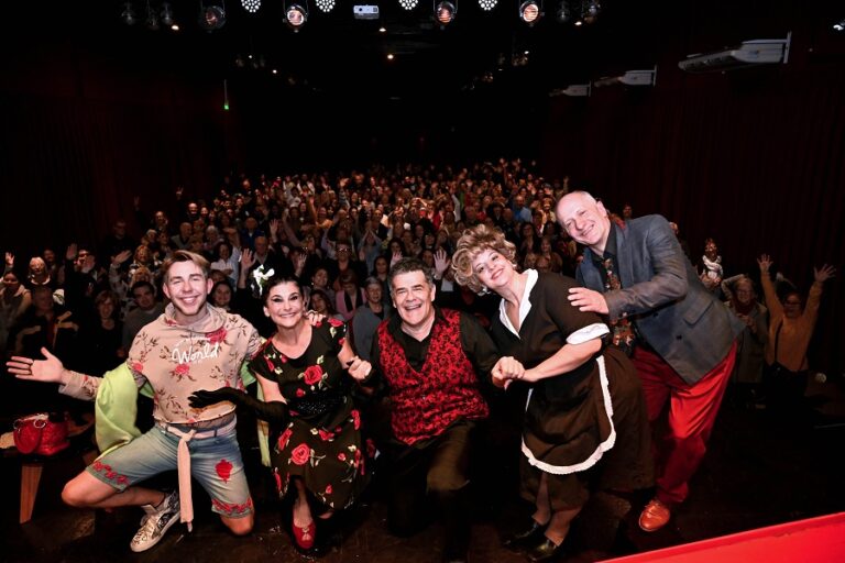 “Velorio a la carta”, la comedia protagonizada por Julián Weich que deleitó a los vecinos de Tigre