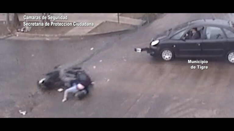 Las cámaras del COT registraron un intenso choque entre auto y moto: no hubo heridos de gravedad