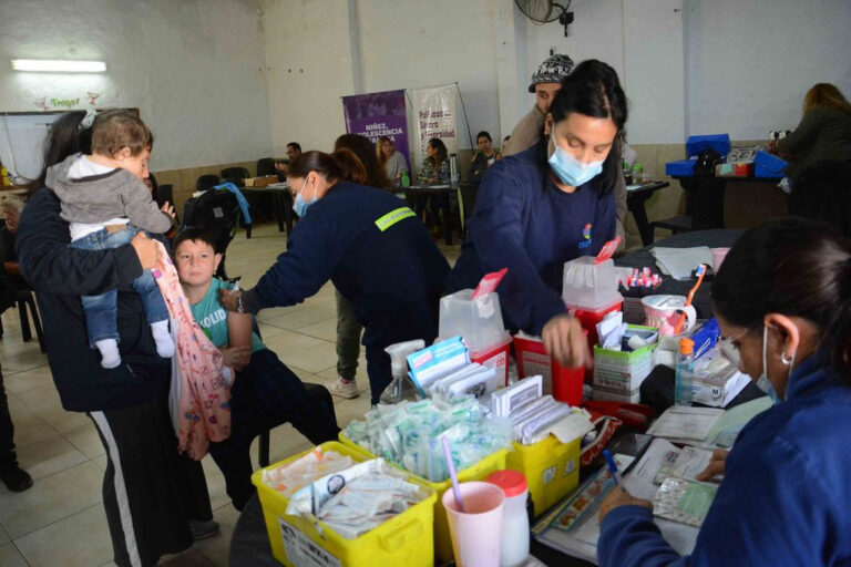 Vacunación, controles médicos y trámites: continúan los operativos territoriales de la Municipalidad