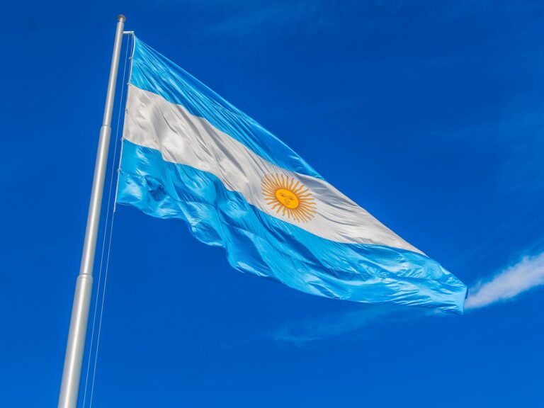 San Fernando homenajeó a sus maestras y maestros e inauguró un mástil gigante para la Bandera Argentina