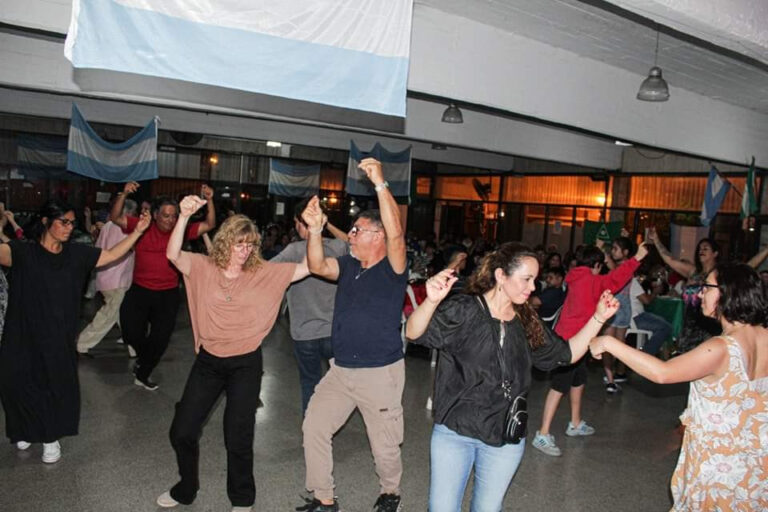 A puro canto y baile, los vecinos de Rincón de Milberg disfrutaron de una nueva edición de “La Peña de Noche” del Municipio de Tigre