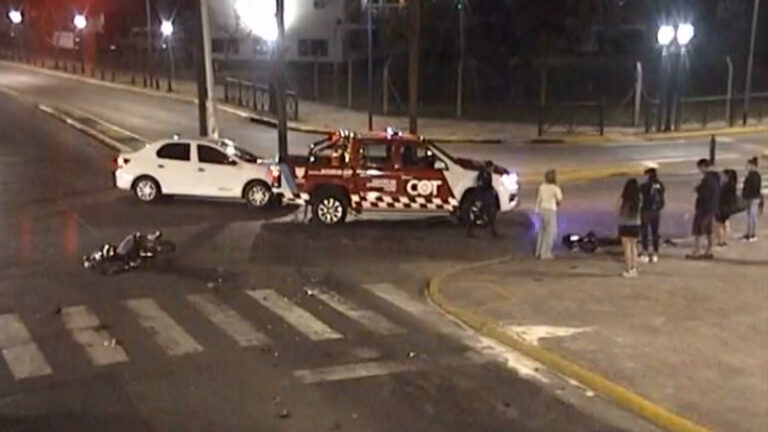 Un motociclista voló por el aire luego de chocar contra un automóvil en Tigre centro
