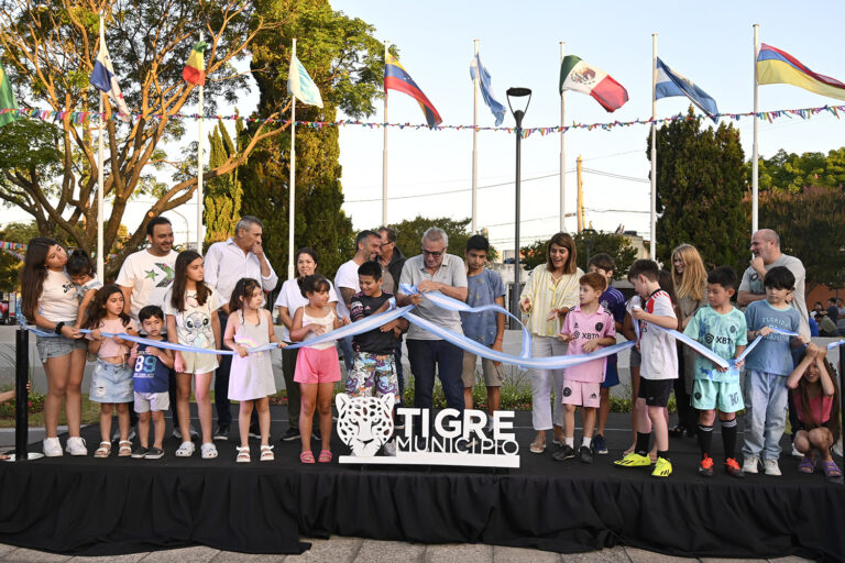 En una tarde a puro disfrute, Julio Zamora inauguró la plaza «América Latina» de Tigre centro