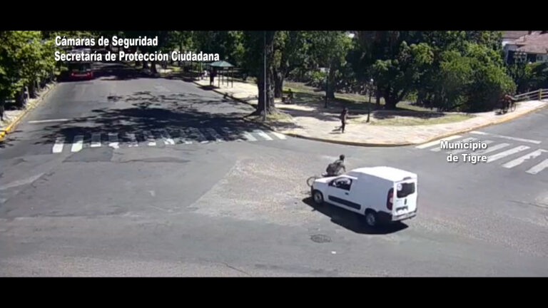 Una peligrosa distracción produjo un accidente vial entre un automóvil y una bicicleta en Tigre centro