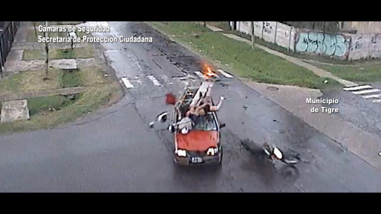 Imágenes de un impactante choque entre una moto y un auto en Benavídez