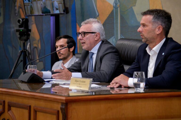 Julio Zamora encabezó el lanzamiento de «Familias que dejan huellas», el programa que dispone de hogares de cuidado alternativo temporales para niños, niñas y adolescentes