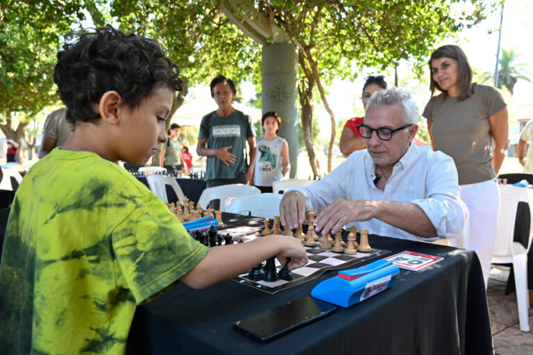 Escuela N°4: los cuatro alumnos que participaron del chat no podrán acercarse al establecimiento durante cuatro meses