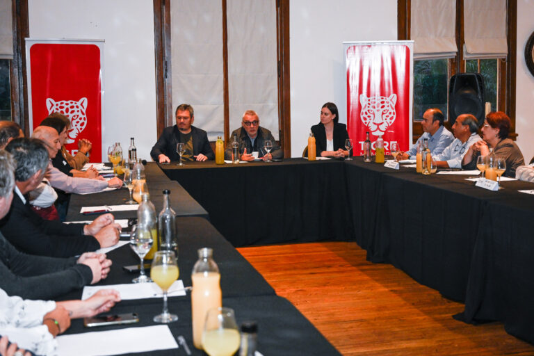 Julio Zamora con representantes del Rotary Club y Club de Leones de Tigre: «Es fundamental trabajar en una agenda en común para fortalecer el bienestar de la comunidad»