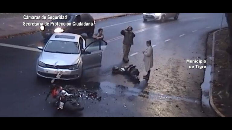 Accidente de tránsito entre auto y moto en Tigre centro: todo quedó registrado por las cámaras del COT