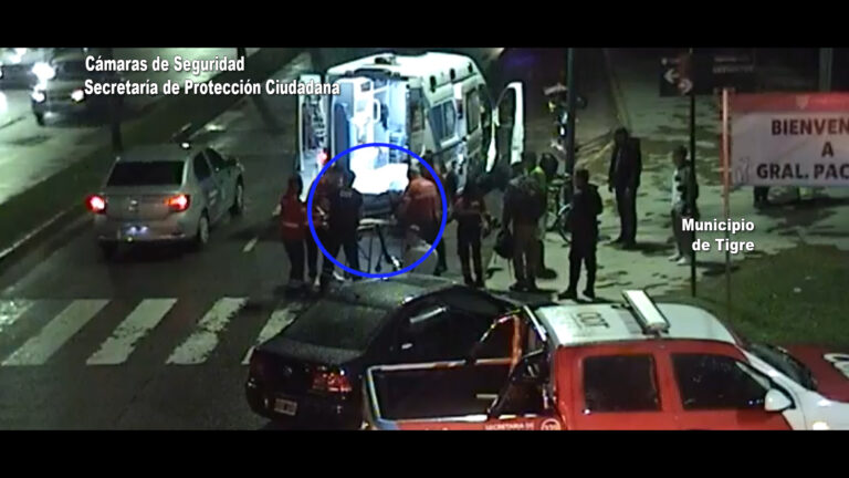 Fuerte impacto de una moto contra un ciclista que cruzó de manera imprudente: ambos se encuentran fuera de peligro