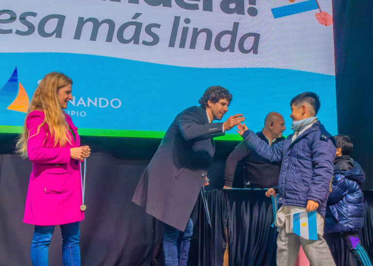 Juan Andreotti tomó la Promesa a la Bandera de alumnos de 58 escuelas de San Fernando