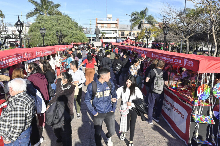 Junto a autoridades del Municipio de Tigre, una multitud celebró el 90° aniversario de El Talar en la plaza central de la localidad