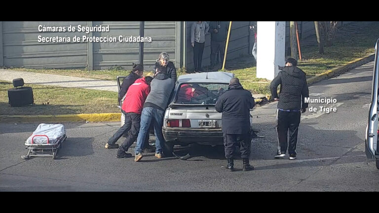 Operativo rescate en Ricardo Rojas tras un choque vehicular: una mujer quedó atrapada en su auto pero fue asistida rápidamente