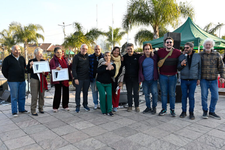 En la plaza de El Talar, Julio Zamora acompañó una nueva edición de la feria de la ONG Manos Solidarias