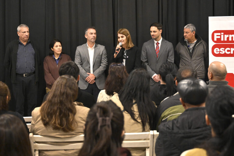 El Municipio de Tigre acompañó a familias de Rincón de Milberg en la firma de 97 escrituras para avanzar con el sueño de la casa propia
