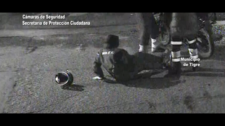 Un descuido casi termina en tragedia: las cámaras del COT captaron el choque de una moto contra la puerta de un vehículo estacionado