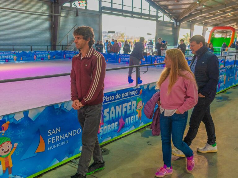 Juan y Eva Andreotti visitaron la Pista de Patinaje sobre Hielo gratuita del Parque Náutico de San Fernando