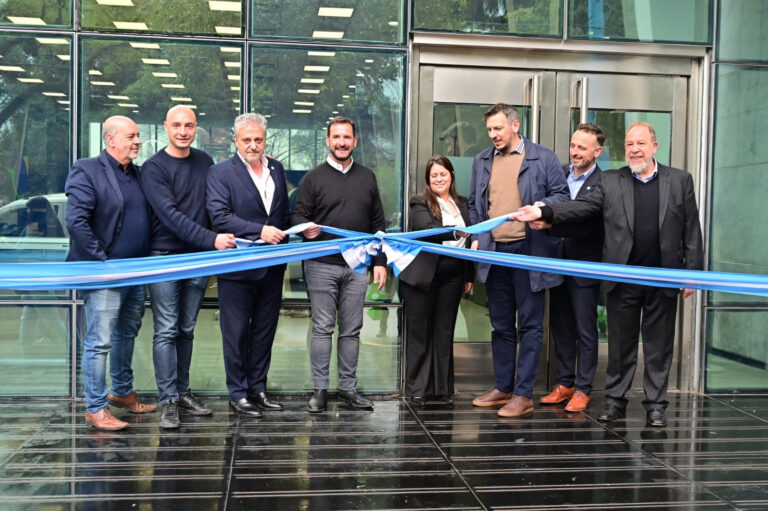 Sujarchuk y Cuattromo inauguraron un Bapro y recorrieron la renovada sucursal del Banco Provincia de Belén de Escobar