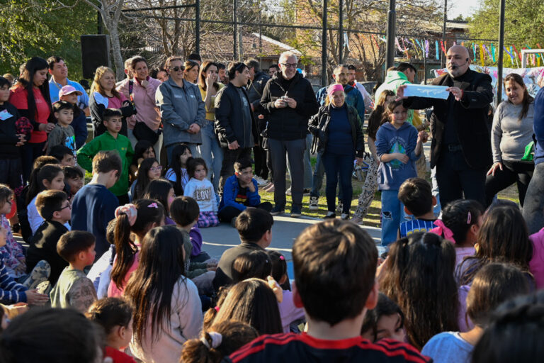 A puro entretenimiento y alegría, Julio Zamora compartió un encuentro con la comunidad de Benavídez en el marco del Mes de las Infancias