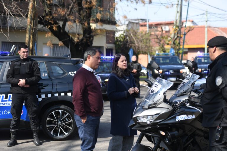 Vicente López incorporó una nueva flota de motos y camionetas blindadas para la patrulla municipal