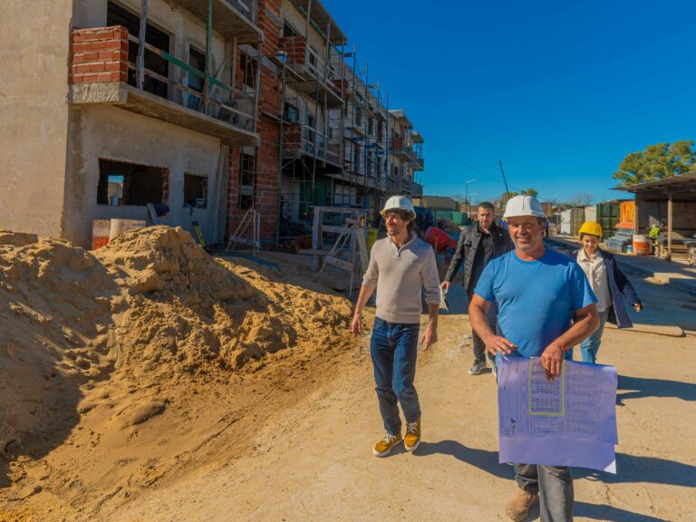 Juan Andreotti visitó la construcción de 127 viviendas reactivadas con fondos municipales