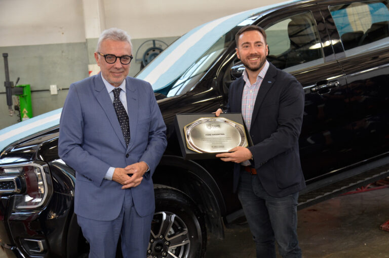 En Don Torcuato, Julio Zamora acompañó la entrega de un vehículo a la Escuela Técnica N° 4 junto a autoridades de Ford Argentina