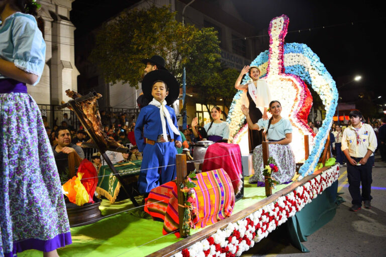 Fiesta Nacional de la Flor: decenas de vecinos ya trabajan en el armado de las carrozas que participarán del tradicional desfile