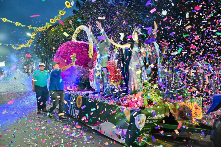 La lluvia no detuvo la alegría: miles de personas disfrutaron del desfile de carrozas en la 62ª Fiesta Nacional de la Flor